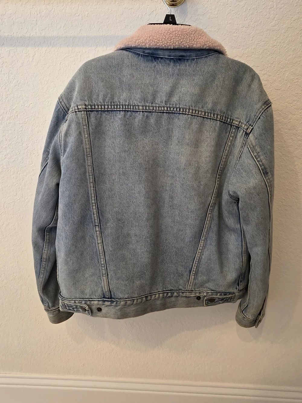 Women's Levi's Premium Trucker with Raspberry Sherpa Lining - Picture 3 of 6